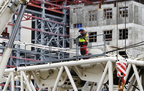 یک کارگر در محل ساخت نیروگاه هسته ای کورسک -2 در قریه ماکاروفکا در منطقه کورچاتوف منطقه کورسک. - اسپوتنیک افغانستان  