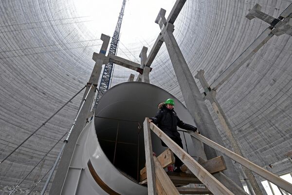 کار در برج خنک کننده نیروگاه هسته ای کورسک -2 در حال ساخت در قریه ماکاروفکا در منطقه کورچاتوف منطقه کورسک. - اسپوتنیک افغانستان  