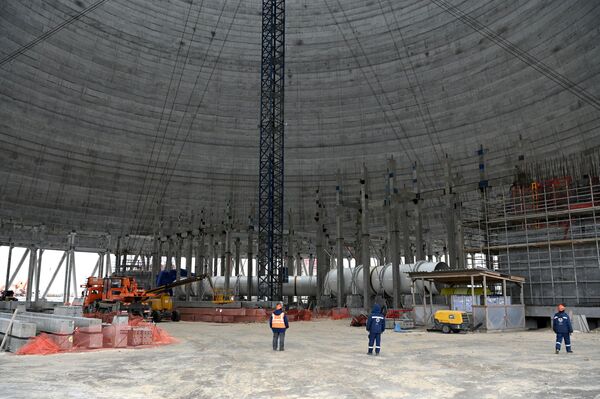 کارگران برج خنک کننده نیروگاه هسته ای کورسک -2 در حال ساخت در روستای ماکاروفکا در منطقه کورچاتوف منطقه کورسک. - اسپوتنیک افغانستان  
