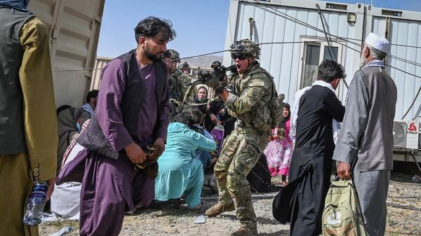 Фотографии эвакуации афганских граждан и вид сегодня на территорию у Кабульского аэропорта  - اسپوتنیک افغانستان  