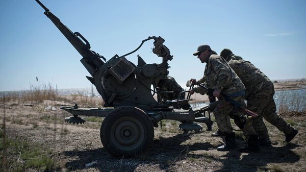Ukrainian servicemen deploy a weapon at the beach of the Azov Sea in Shyrokyne, eastern Ukraine - اسپوتنیک افغانستان  