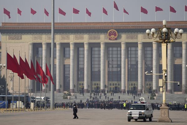 نمایندگان در جریان جلسه افتتاحیه نشست سالانه کنگره ملی خلق چین در پکن وارد تالار بزرگ مردم شدند. - اسپوتنیک افغانستان  