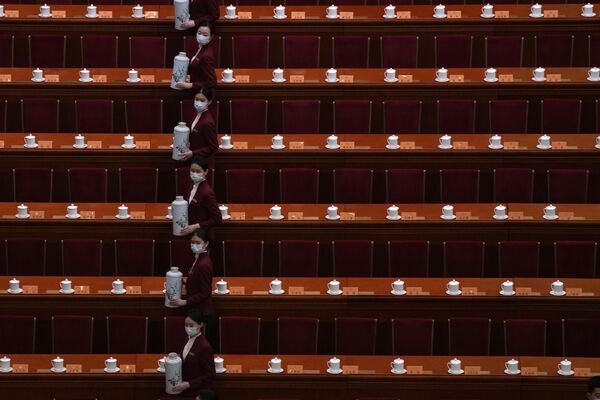 حاضران قبل از جلسه افتتاحیه کنگره مشورتی سیاسی خلق چین در تالار بزرگ مردم پکن گیلاس های نوشیدن را پر می کنند. - اسپوتنیک افغانستان  