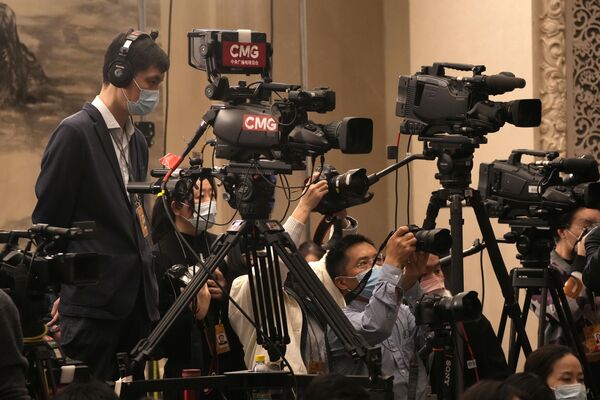 فیلمبردار گروه رسانه‌ای چین در کنفرانس مطبوعاتی با سخنگوی وانگ چائو در جریان جلسه افتتاحیه نشست سالانه کنگره ملی خلق چین در تالار بزرگ مردم در پکن فیلم می گیرد. - اسپوتنیک افغانستان  