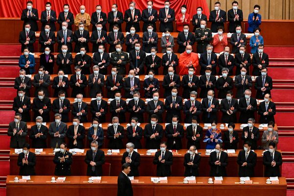 رئیس جمهور چین شی جین پینگ (سمت پایین) هنگام ورود به مراسم افتتاحیه کنفرانس مشورتی سیاسی خلق چین در تالار بزرگ مردم در پکن مورد تشویق قرار می گیرد. - اسپوتنیک افغانستان  
