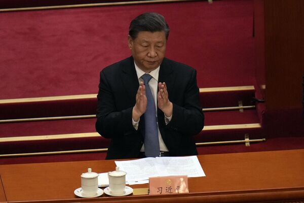 رئیس جمهور چین شی جین پینگ در جلسه افتتاحیه کنگره مشورتی سیاسی خلق چین (CPPCC) در تالار بزرگ مردم در پکن در حال تشویق و کف زدن. - اسپوتنیک افغانستان  