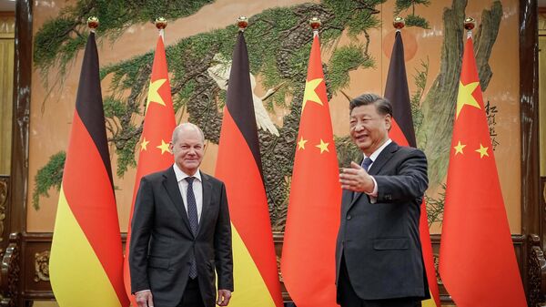 Председатель КНР Си Цзиньпин и канцлер Германии Олаф Шольц в Большом зале Народного собрания в Пекине - اسپوتنیک افغانستان  