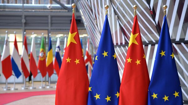Флаги Европейского союза и государственные флаги КНР на саммите ЕС-КНР в Брюсселе - اسپوتنیک افغانستان  