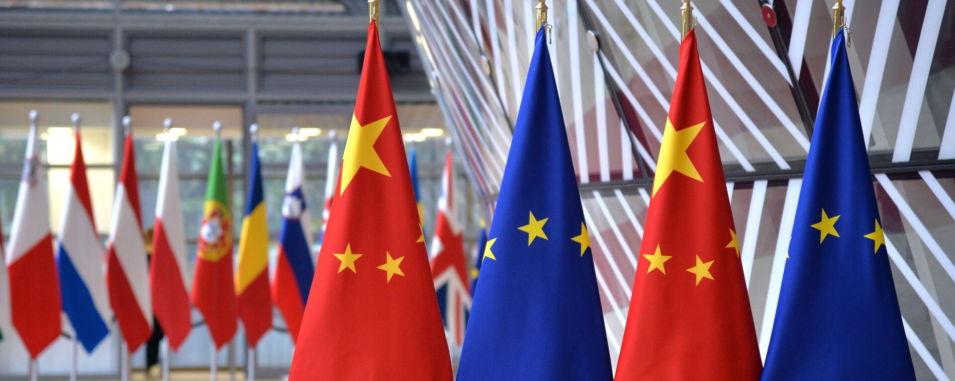 Флаги Европейского союза и государственные флаги КНР на саммите ЕС-КНР в Брюсселе - اسپوتنیک افغانستان  , 1920, 05.03.2023