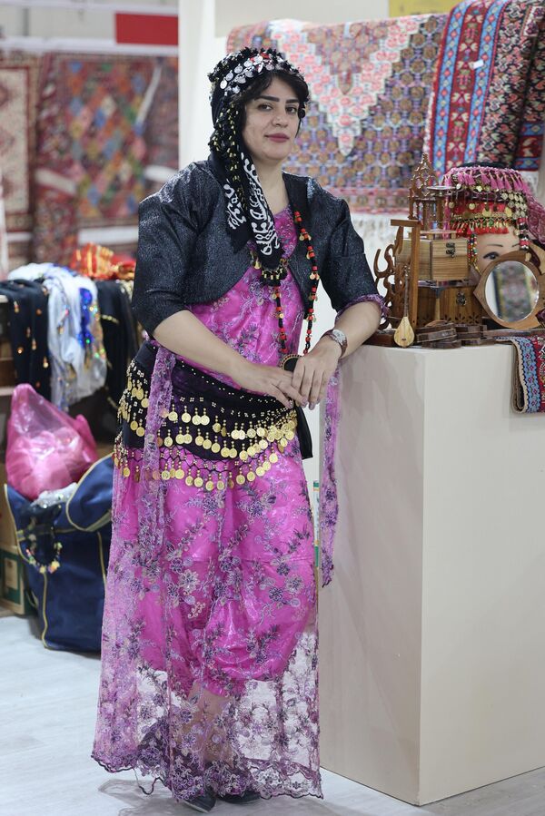 زنی با لباس سنتی استان کردستان ایران (عکس از عطا کناره / خبرگزاری فرانسه) - اسپوتنیک افغانستان  