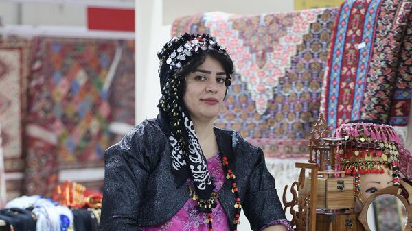 Женщина в традиционном костюме иранской провинции Курдистан во время фотографирования в Тегеране  - اسپوتنیک افغانستان  