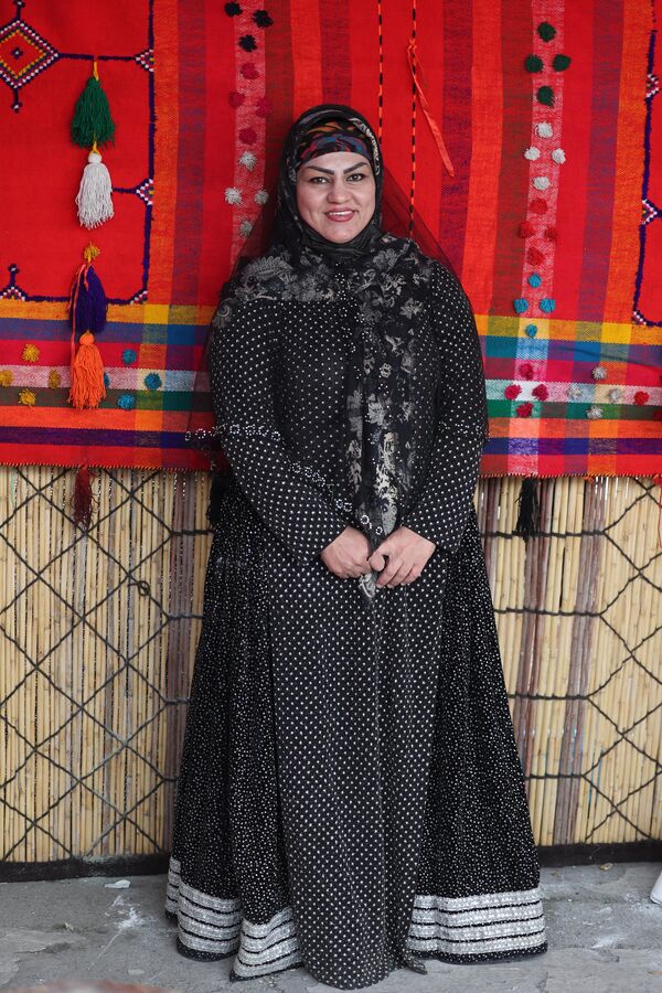 زنی با لباس های سنتی استان لرستان در تهران  (عکس از عطا کناره / خبرگزاری فرانسه) - اسپوتنیک افغانستان  
