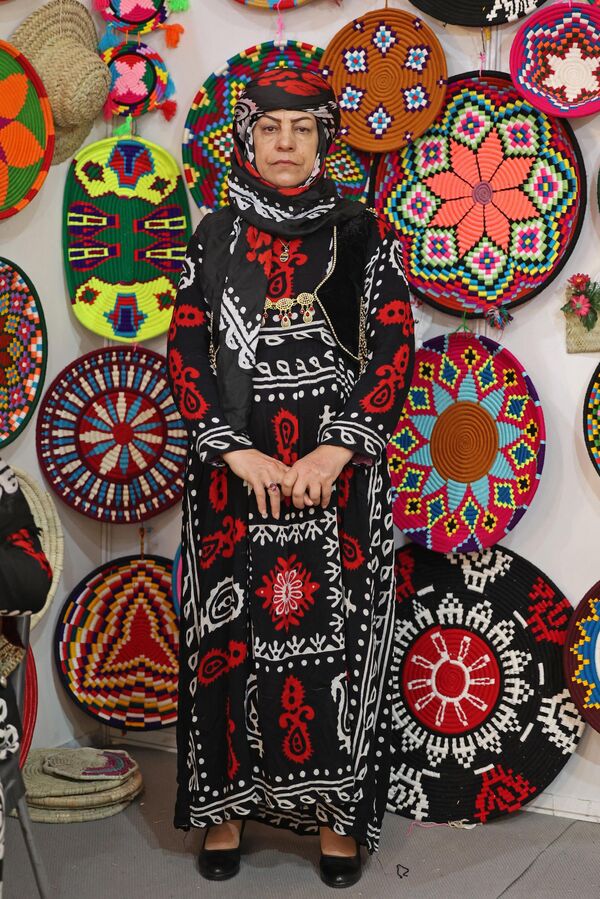 زنی با لباس های سنتی استان ایلام ایران  (عکس از عطا کناره / خبرگزاری فرانسه) - اسپوتنیک افغانستان  