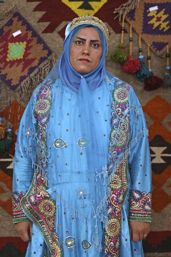 زنی با لباس های سنتی استان همدان ایران  - اسپوتنیک افغانستان  