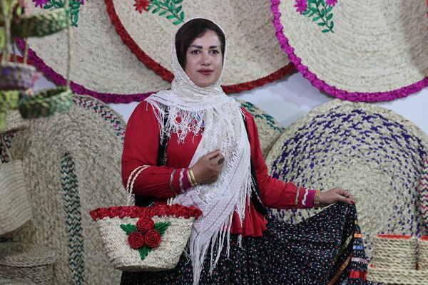 زنی با لباس های سنتی استان گیلان در تهران(عکس از عطا کناره / خبرگزاری فرانسه) - اسپوتنیک افغانستان  