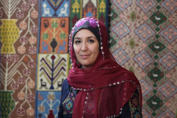زنی با لباس‌های سنتی استان کهگیلویه و بویراحمد (عکس از عطا کناره / خبرگزاری فرانسه) - اسپوتنیک افغانستان  