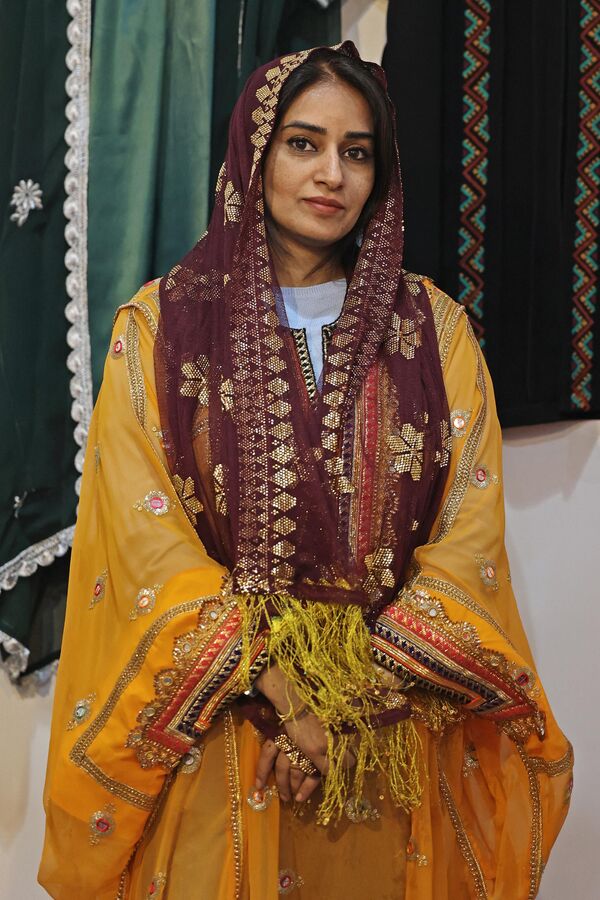 زنی با لباس های سنتی استان هرمزگان ایران (عکس از عطا کناره / خبرگزاری فرانسه) - اسپوتنیک افغانستان  
