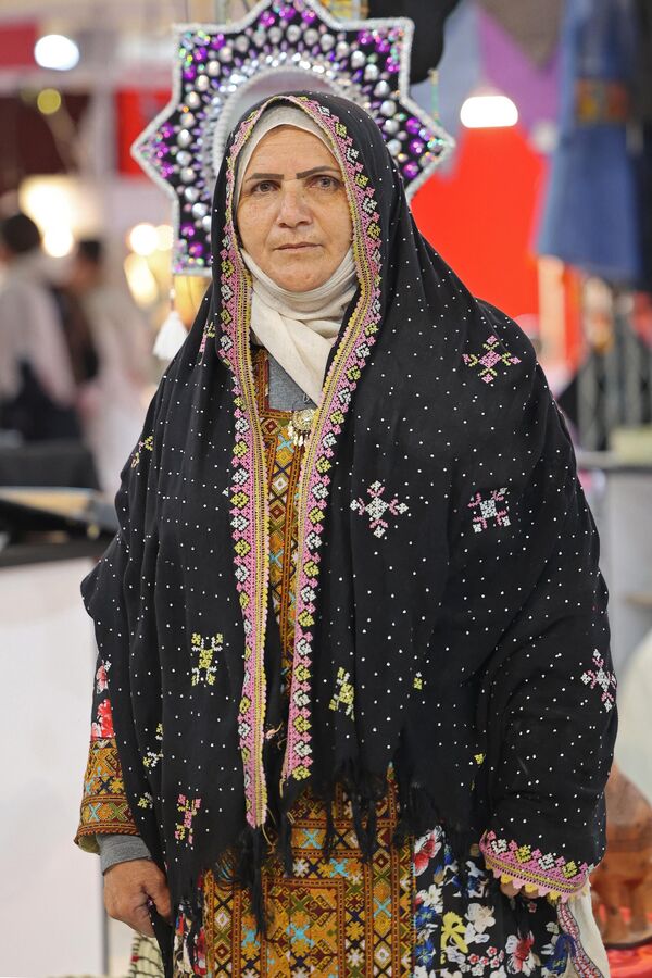 زنی با لباس های سنتی استان سیستان و بلوچستان ایران - اسپوتنیک افغانستان  