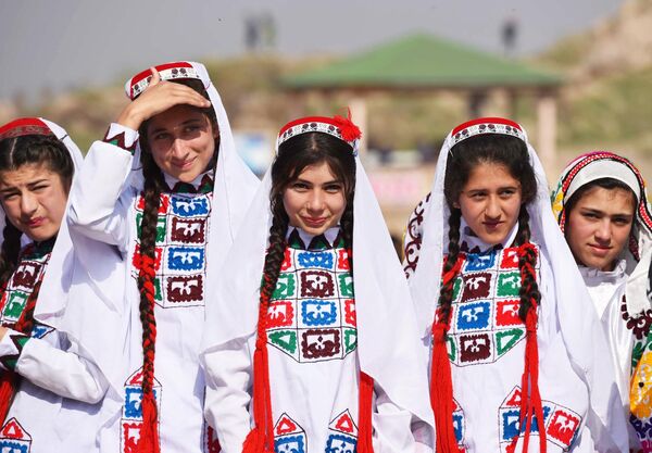 شرکت کنندگان در جشن نوروز در قلعه حصار در تاجیکستان. - اسپوتنیک افغانستان  