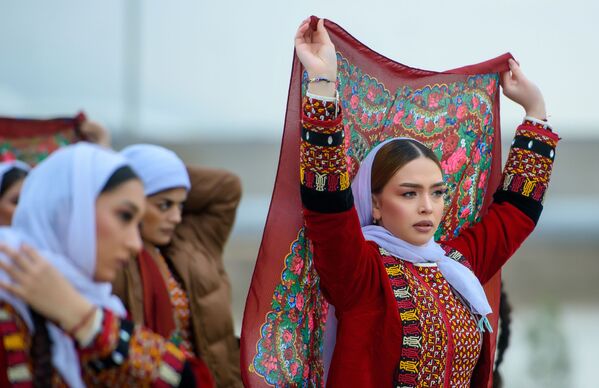 دختران با لباس ملی در جشن نوروز در عشق آباد. نوروز - عید فرا رسیدن بهار  - اسپوتنیک افغانستان  