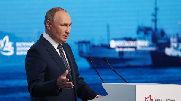 Президент РФ Владимир Путин выступает на пленарном заседании VII Восточного экономического форума во Владивостоке - اسپوتنیک افغانستان  
