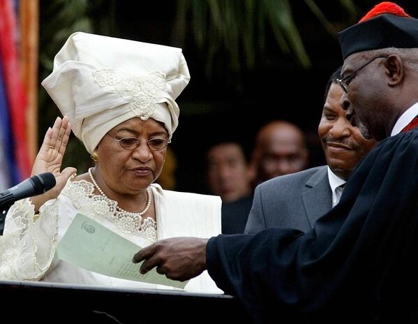 رئیس جمهور لیبریا الن جانسون سیرلیف در 16 جنوری 2006 سوگند یاد کرد و اولین زن منتخب رئیس دولت آفریقا در کشوری شد که توسط 14 سال جنگ داخلی از هم پاشیده شده بود. - اسپوتنیک افغانستان  