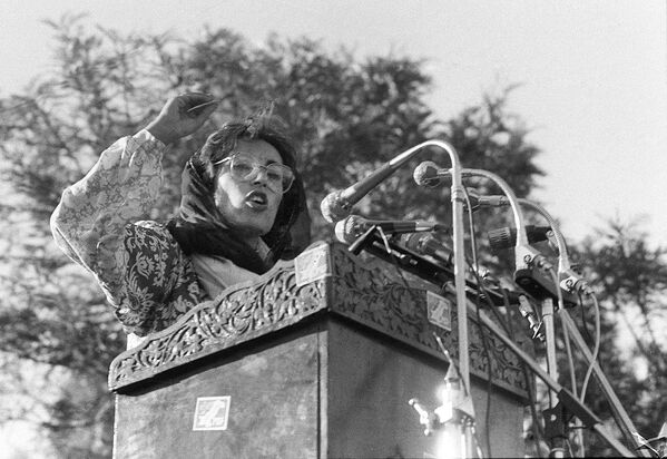 رهبر حزب مردم پاکستان، بی نظیر بوتو، در 18 اپریل 1986، چند روز پس از آزادی در راولپندی، سخنرانی می کند. وی متولد 1953 در کراچی و دختر بزرگ نخست وزیر سابق پاکستان ذوالفقار علی بوتو بود. - اسپوتنیک افغانستان  
