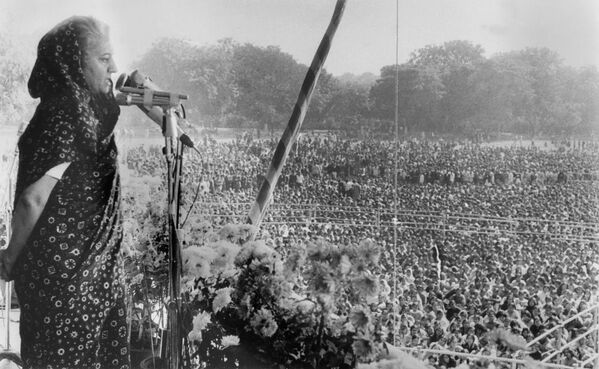 ایندیرا گاندی، نخست وزیر هند، در دسمبر 1971 در جمع دانشجویان دهلی نو سخنرانی می کند. - اسپوتنیک افغانستان  