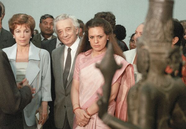 رایسا گورباچوا (چپ) و سونیا گاندی (راست) در بازدید از نمایشگاه هنر کلاسیک هند به یک مجسمه باستانی نگاه می کنند. - اسپوتنیک افغانستان  