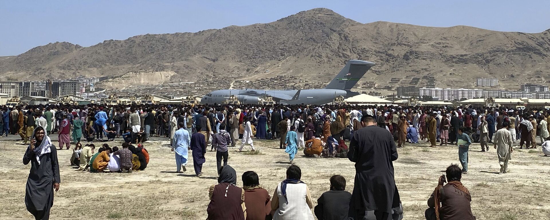 Сотни людей собрались возле транспортного самолета C-17 ВВС США по периметру международного аэропорта в Кабуле, Афганистан. - اسپوتنیک افغانستان  , 1920, 08.03.2023