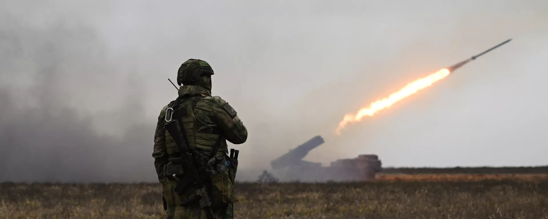 Военнослужащий артиллерийского расчета РСЗО Ураган вооруженных сил РФ работает по позициям ВСУ в южном секторе СВО - اسپوتنیک افغانستان  , 1920, 29.07.2023