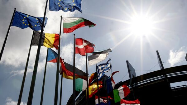 Флаги стран Евросоюза у здания Европарламента в Страсбурге - اسپوتنیک افغانستان  