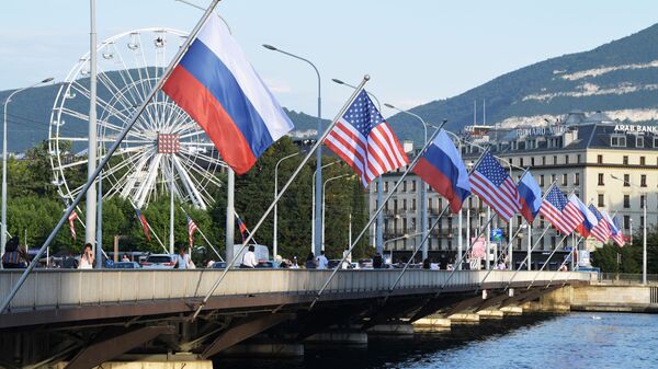 Флаги России и США на мосту Монблан в Женеве - اسپوتنیک افغانستان  