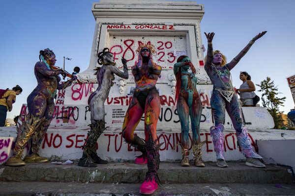زنان گروه فمینیستی به نام &#x27;Nuestros Pilares&#x27; در تظاهراتی علیه خشونت جنسیتی در روز جهانی زن در سانتیاگو، شیلی، اجرا می کنند.چهارشنبه، 8 مارس 2023 - اسپوتنیک افغانستان  