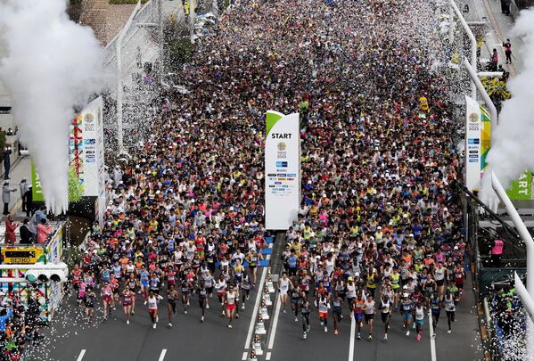 دوندگان در ابتدای مسابقه ماراتون توکیو یکشنبه، 5 مارچ 2023، در توکیو، خیابان مقابل ساختمان دولتی متروپولیتن توکیو را پر کردند. - اسپوتنیک افغانستان  
