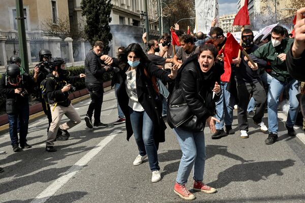 معترضان در جریان تظاهرات گسترده در آتن در 5 مارچ 2023، پس از تصادف مرگبار قطار در اواخر 28 فبروری، به سمت پولیس ضدشورش که با پرتاب گاز می خواست تظاهرات کنندگان را متفرق کنند، فریاد زدند.تلفات بدترین سانحه ریلی یونان پس از تصادفی که علت آن &quot;خطای انسانی&quot; است، به 57 قربانی رسید که اعتراضات خشمگینی را برانگیخته است. - اسپوتنیک افغانستان  