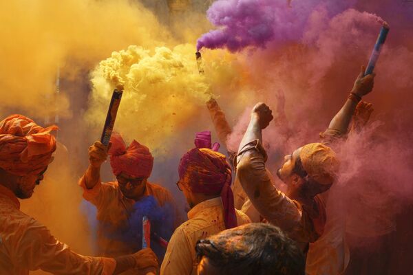 مردم برای جشن گرفتن جشنواره هولی در حیدرآباد، هند، دوشنبه، 6 مارچ 2023، آواز می خوانند، می رقصند و رنگ ها را به سوی یکدیگر پرتاب می کنند.این جشنواره در 8 مارچ برگزار می شود، اما جشن ها تقریبا یک هفته قبل شروع می شود.این جشن در سراسر هند برای استقبال از برداشت های خوب، هوای گرم و شکست شر برگزار می شود. - اسپوتنیک افغانستان  