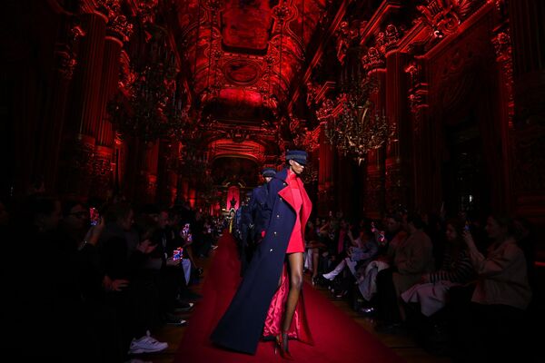 مدل‌ها در هفته مد پاریس در پاریس، در6 مارچ 2023، خلاقیت‌هایی از مجموعه لباس‌های زنانه دونداس پاییز و زمستان 2023-2924 ارائه می‌کنند. - اسپوتنیک افغانستان  