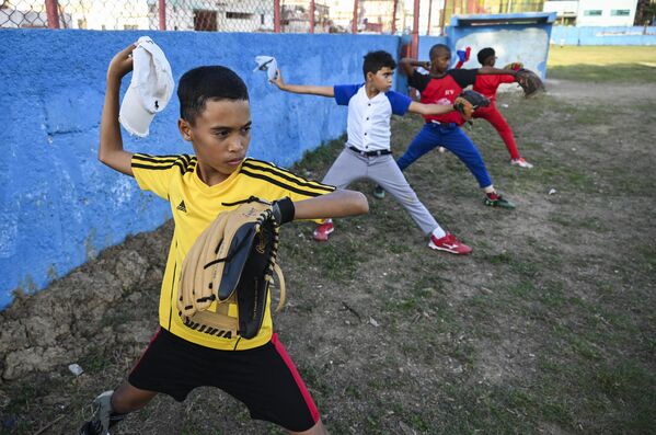 کودکان در 6 مارچ 2023 در کلاس آموزش بیسبال در هاوانا شرکت می کنند.  مسابقات جهانی بیسبال کلاسیک 2023 از 7 مارس 2023 آغاز می شود که هلند و کوبا پنجمین دوره این رویداد بین المللی را آغاز می کنند.  برای اولین بار، لیگ های اصلی و فرعی که از کوبا جدا شده اند، اجازه دارند برای این تیم در مسابقات بین المللی بازی کنند. - اسپوتنیک افغانستان  