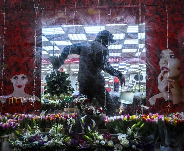 یک گلفروش در 6 مارچ 2023، دو روز قبل از روز جهانی زن، دسته‌ای از گل‌ها را به گل‌فروشی در مسکو حمل می‌کند.روز جهانی زن از اوایل دهه 1900، دوران گسترش و آشفتگی بزرگ در جهان صنعتی که شاهد رشد پررونق جمعیت و ظهور ایدئولوژی‌های رادیکال بود، برگزار می‌شود، اما در روسیه این جشن با اهدای گل به زنان جشن گرفته می‌شود. جهت گیری سیاسی خود را از دست داده است. - اسپوتنیک افغانستان  