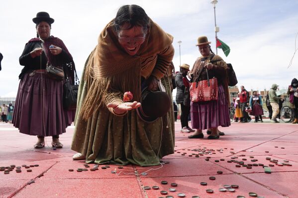 یک زن آیمارا در حین فعالیت های بزرگداشت سالگرد تأسیس شهر ال آلتو، بولیوی، 5 مارچ 2023، با فرفره بازی می کند. - اسپوتنیک افغانستان  