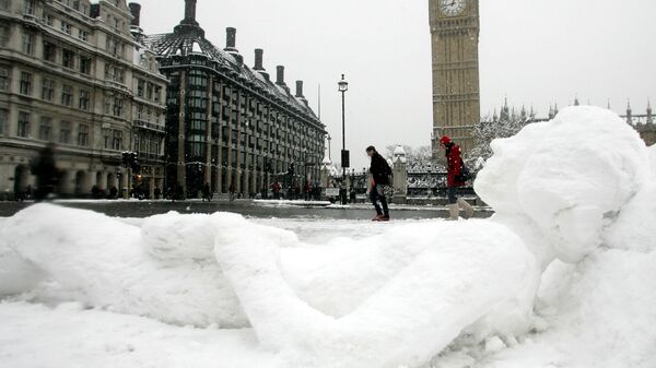 Лежащий снеговик напротив Бин-Бена в Лондоне  - اسپوتنیک افغانستان  