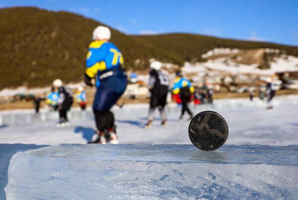 اشتراک کنندگان مسابقه ستاره هاکی روی یخ دریاچه بایکال در قریه بولشوء گلوستنوی، منطقه ایرکوتسک. - اسپوتنیک افغانستان  