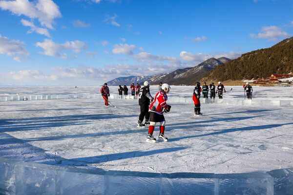 اشتراک کنندگان مسابقه ستاره هاکی روی یخ دریاچه بایکال در قریه بولشوء گلوستنوی، منطقه ایرکوتسک. - اسپوتنیک افغانستان  