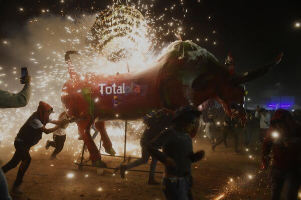 مردم در طول جشن های San Juan de Dios که در چارچوب جشن های San Juan de Dios برگزار می شود، آتش بازی می کنند.در حالی که دیگران در اطراف یک &quot;توریتو&quot; (گاو نر کوچک)، یک قاب برای آتش بازی ساخته شده از کاغذ ماشه، نی، چوب و سیم به شکل گاو نر می دوند.جشنواره ملی پیروتکنیک، در تولتپک، ایالت مکزیک، مکزیک، در 8 مارچ 2023.(عکس از کلودیو کروز / خبرگزاری فرانسه) - اسپوتنیک افغانستان  