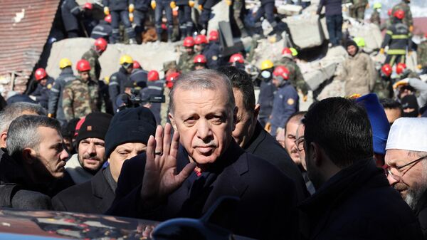 Президент Турции Реджеп Тайип Эрдоган осматривает разрушенные здания - اسپوتنیک افغانستان  