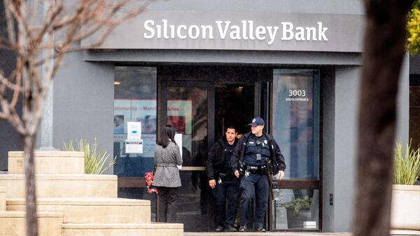 Полиция у штаб-квартиры банка Silicon Valley Bank в Санта-Кларе - اسپوتنیک افغانستان  