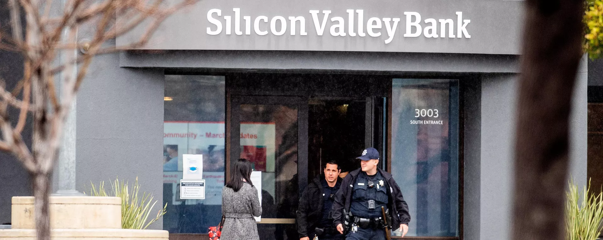 Полиция у штаб-квартиры банка Silicon Valley Bank в Санта-Кларе - اسپوتنیک افغانستان  , 1920, 11.03.2023