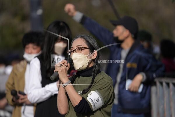 یک زن در اعتراض به استفاده دولت از انرژی هستوی، در مقابل اقامتگاه رسمی نخست‌وزیر در توکیو شعارهایی سر می‌دهد. - اسپوتنیک افغانستان  