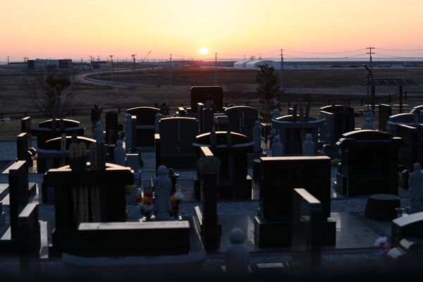 طلوع خورشید از قبرستان در منطقه اوکدو در شهر نامی در ولایت فوکوشیما. - اسپوتنیک افغانستان  